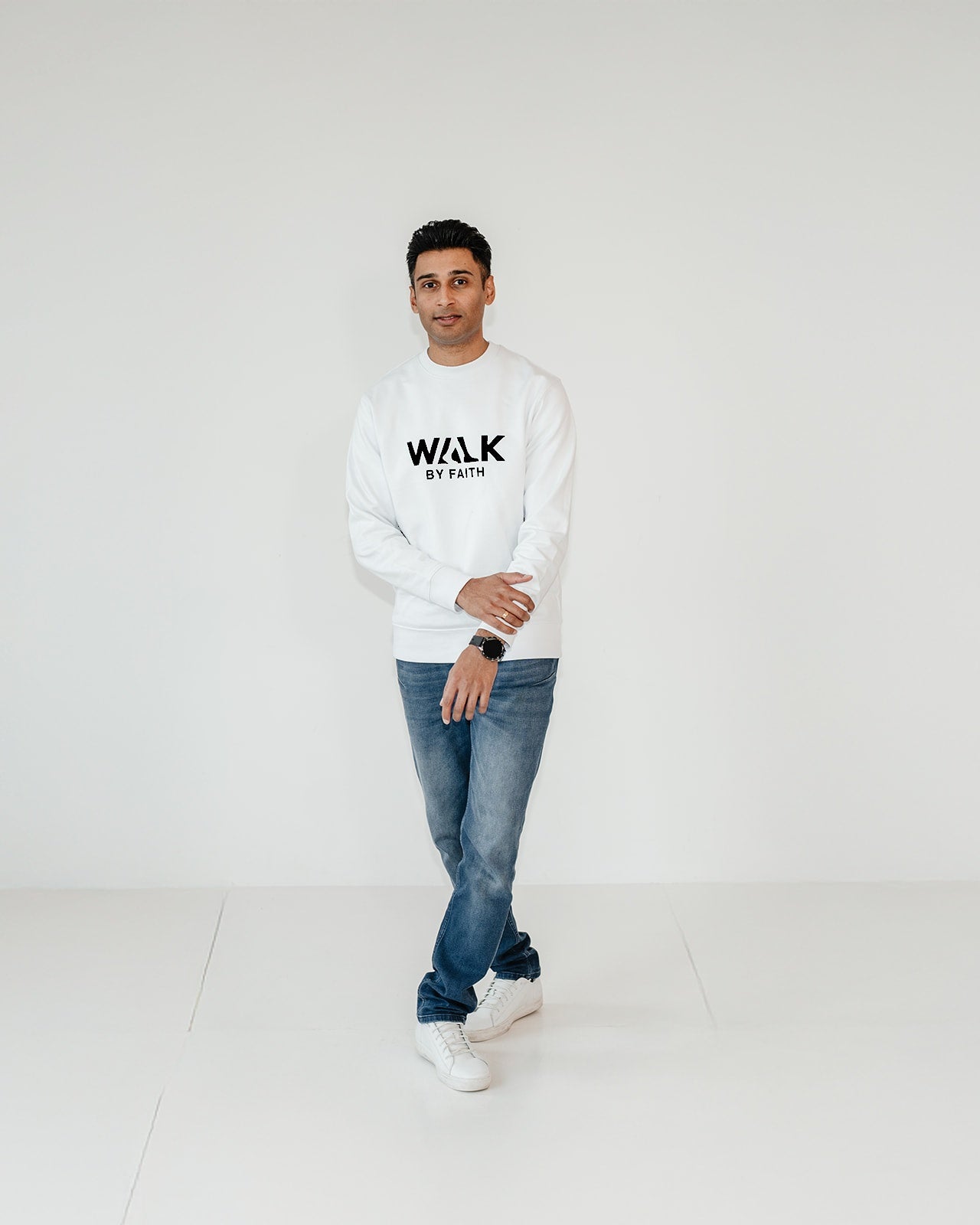 WALK BY FAITH UNISEX ECO SWEATSHIRT WHITE
